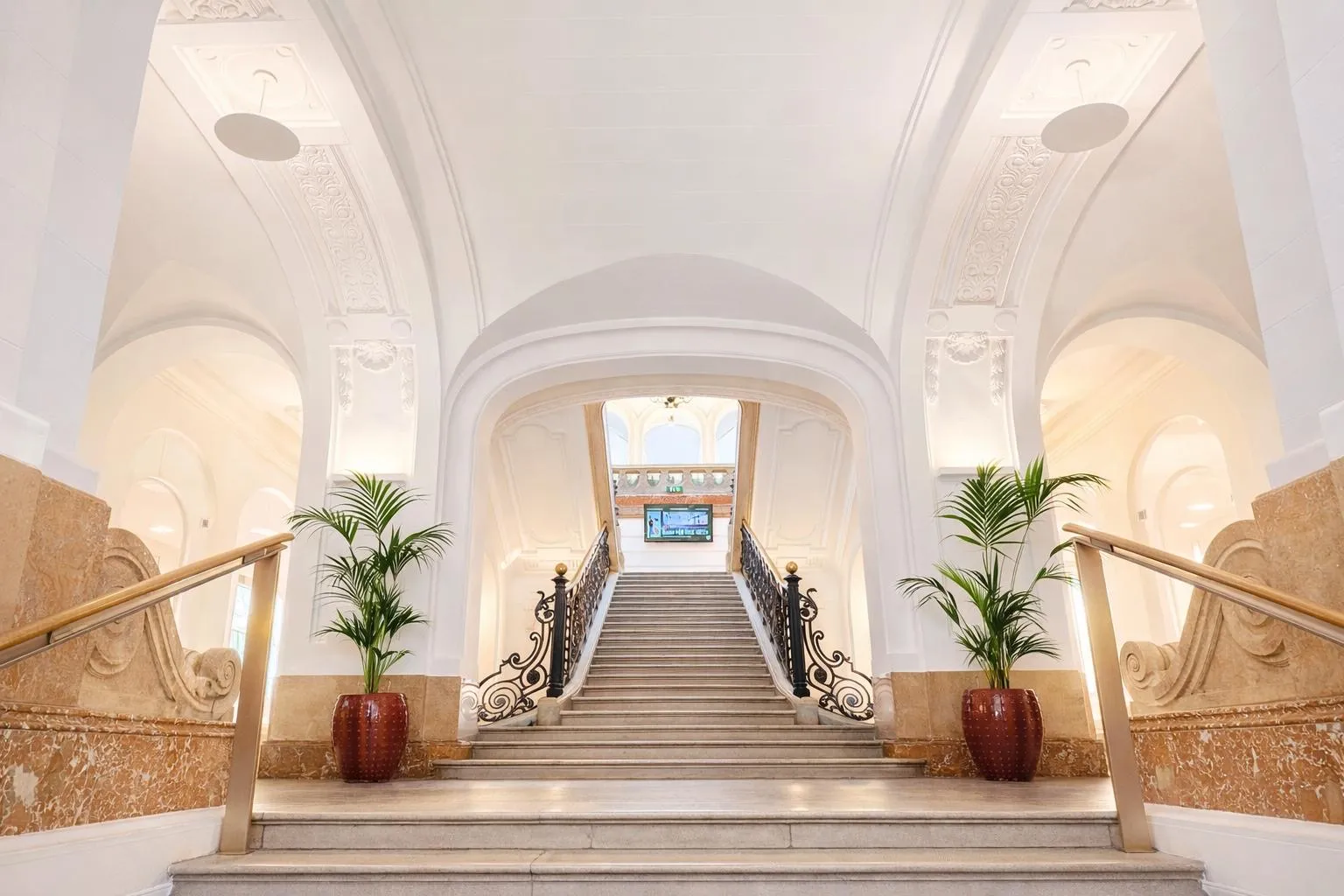 Foyer der Albert Hall mit Stiegenaufgang