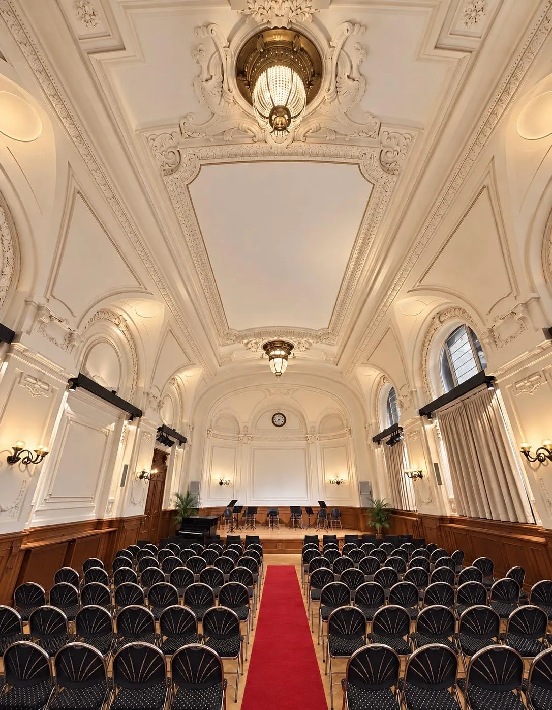 Blick über die Sitzreihen zur Bühne der Albert Hall
