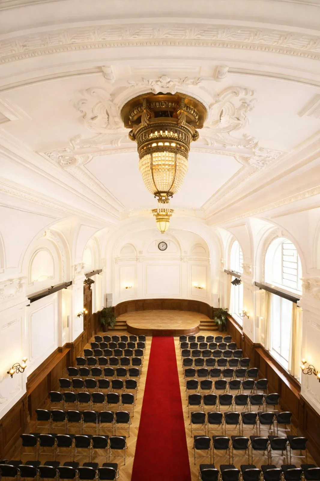 Konzertsaal der Albert Hall mit Kronleuchter und Stuckdecke