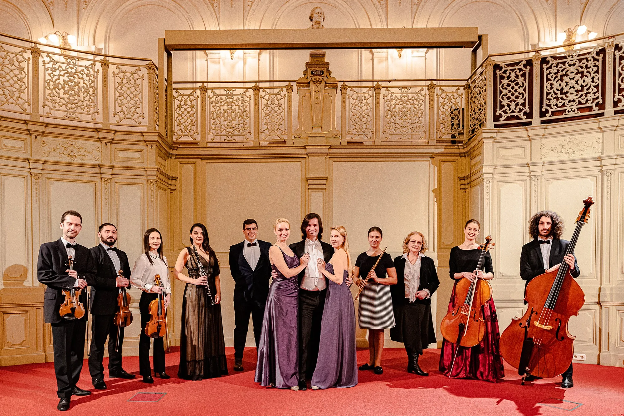 Musikerinnen und Musiker des Wiener Kaiser Orchesters auf der Bühne