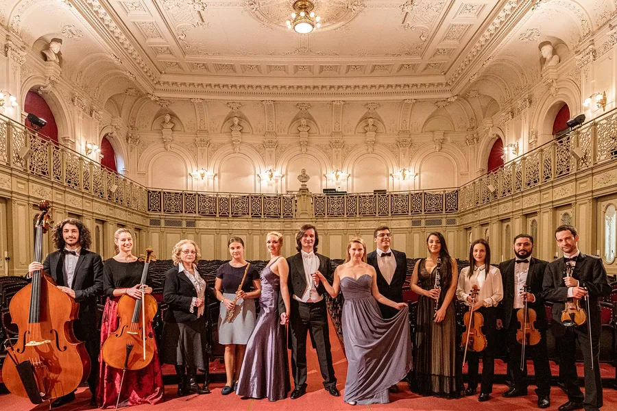 Das Wiener Kaiser Orchester mit Sängerinnen in einem Konzertsaal